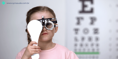 menina fazendo exame de vista
